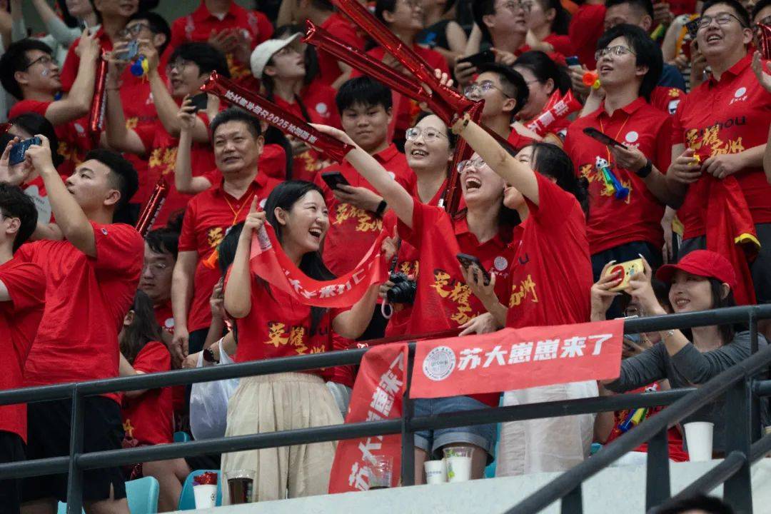 精彩瞬间层出不穷，球迷狂热欢呼不止，掌声雷动