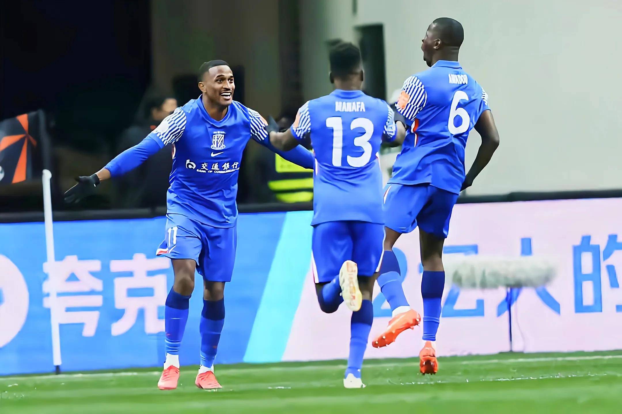 中超杰出表演惊艳眼球，亚冠赛事掀起热议，引发热议的简单介绍