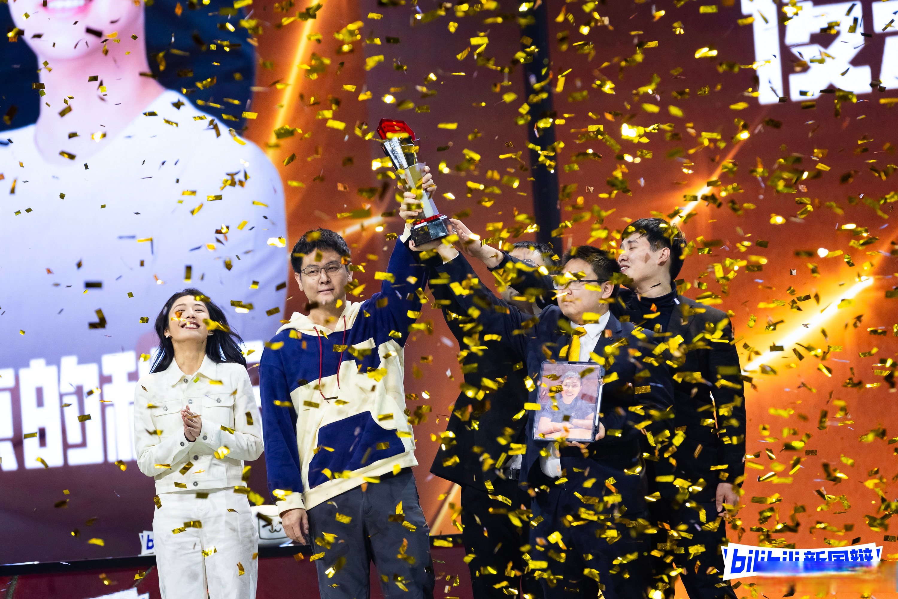 关于惊险激烈的比赛,观众目不转睛,表现亮眼的信息 关于惊险激烈的比赛,观众目不转睛,表现亮眼的信息