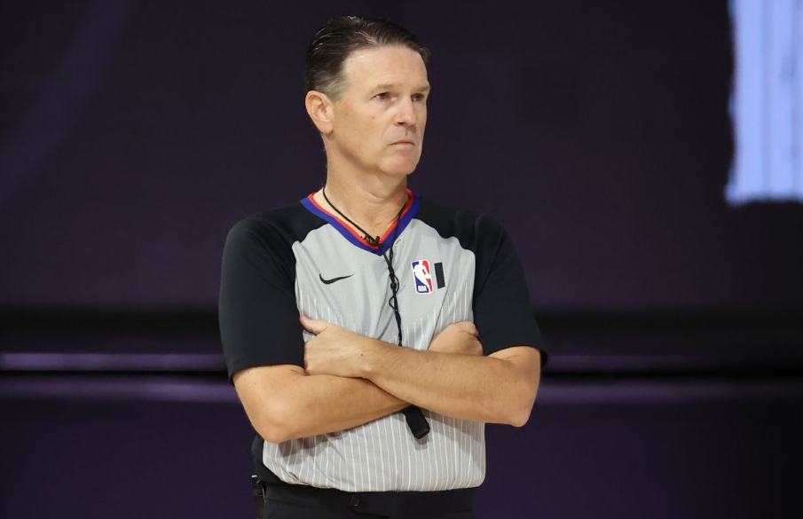 篮球联赛执裁判员因失误辞职，士气大振